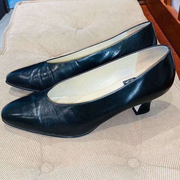 Nine West Black Leather Pumps. - Picture 3 of 15